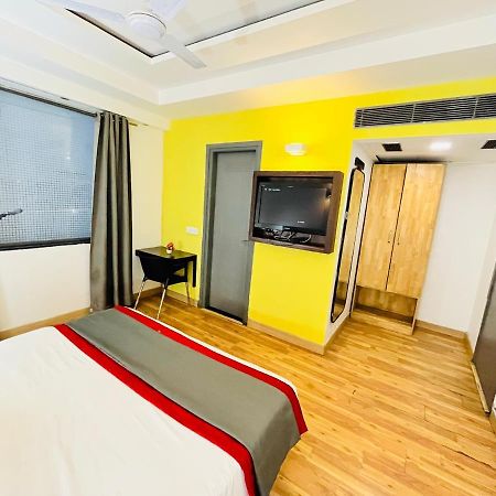 Hotel At Residency Kaushambi Couple Friendly Ghaziabad Bagian luar foto
