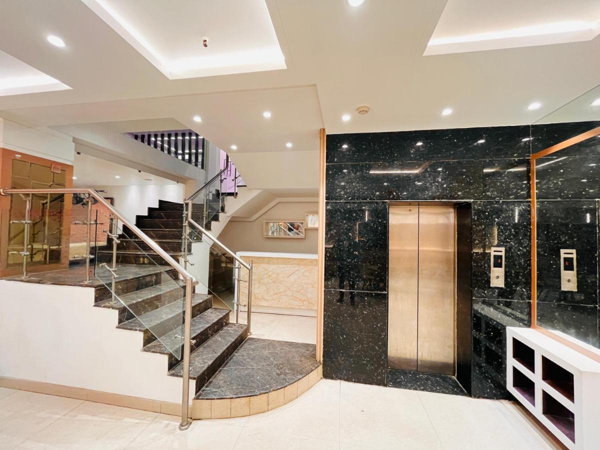 Hotel At Residency Kaushambi Couple Friendly Ghaziabad Bagian luar foto