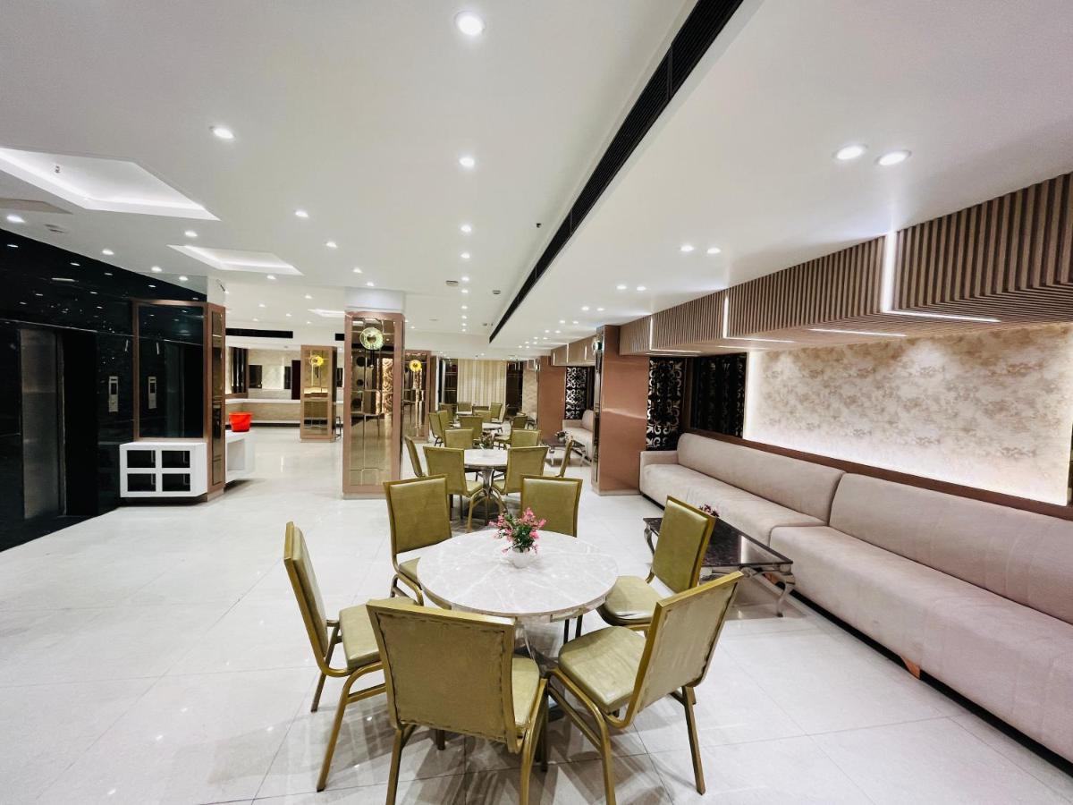 Hotel At Residency Kaushambi Couple Friendly Ghaziabad Bagian luar foto