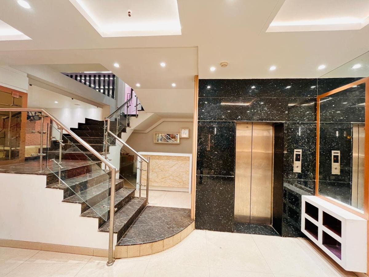 Hotel At Residency Kaushambi Couple Friendly Ghaziabad Bagian luar foto