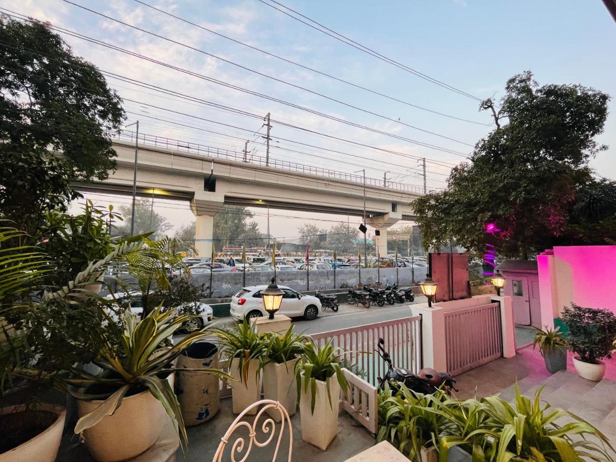 Hotel At Residency Kaushambi Couple Friendly Ghaziabad Bagian luar foto