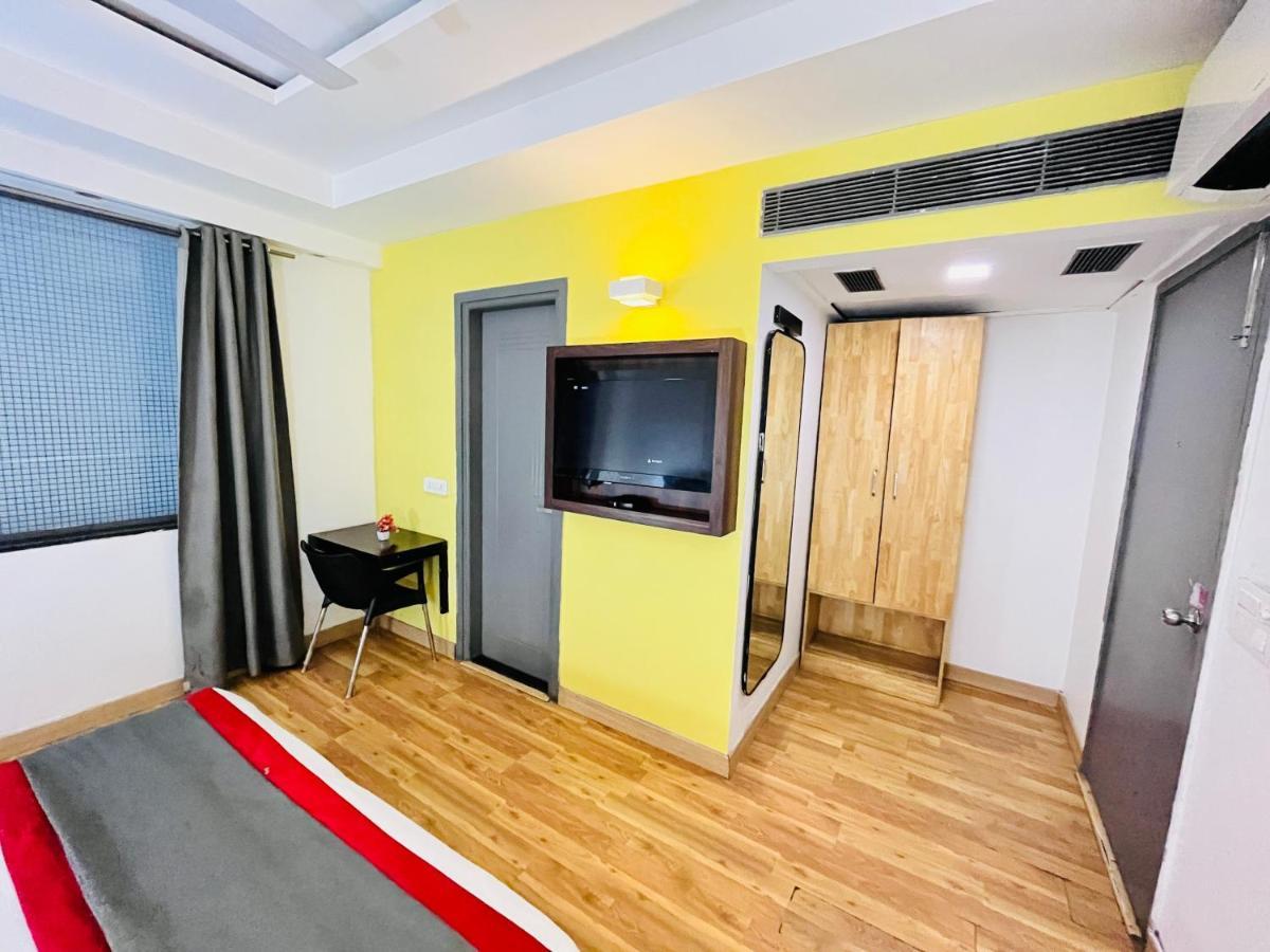 Hotel At Residency Kaushambi Couple Friendly Ghaziabad Bagian luar foto