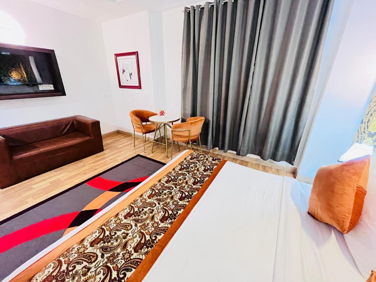 Hotel At Residency Kaushambi Couple Friendly Ghaziabad Bagian luar foto