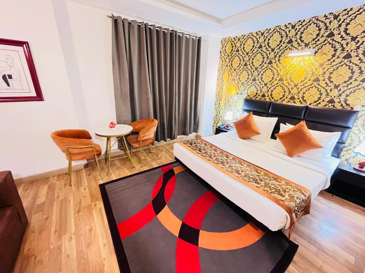 Hotel At Residency Kaushambi Couple Friendly Ghaziabad Bagian luar foto