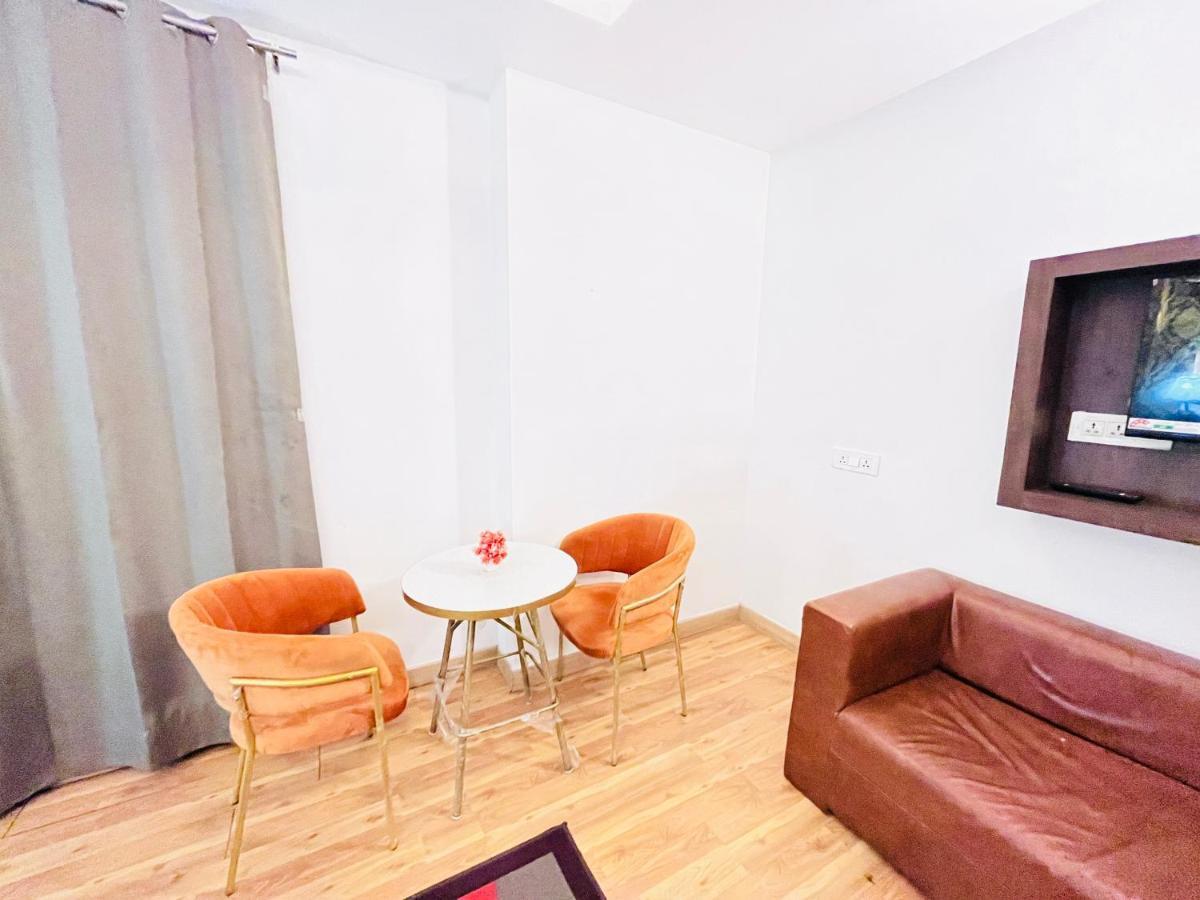 Hotel At Residency Kaushambi Couple Friendly Ghaziabad Bagian luar foto