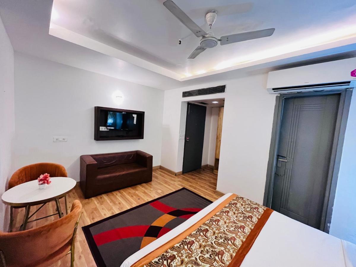 Hotel At Residency Kaushambi Couple Friendly Ghaziabad Bagian luar foto