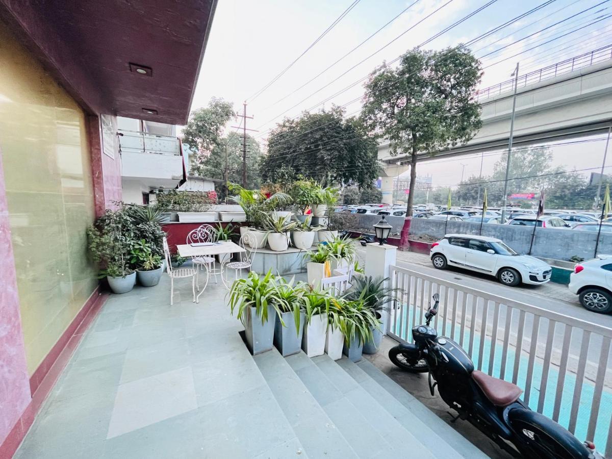 Hotel At Residency Kaushambi Couple Friendly Ghaziabad Bagian luar foto