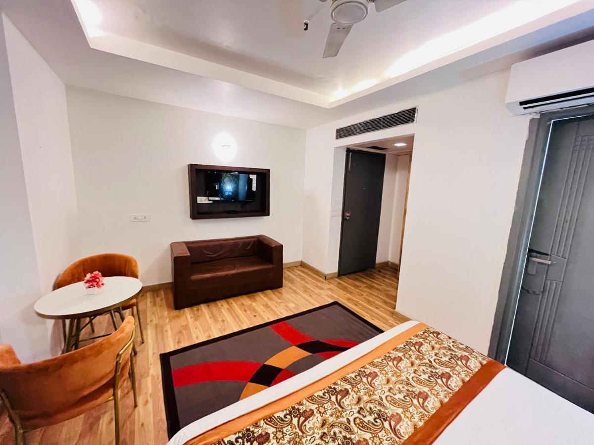 Hotel At Residency Kaushambi Couple Friendly Ghaziabad Bagian luar foto