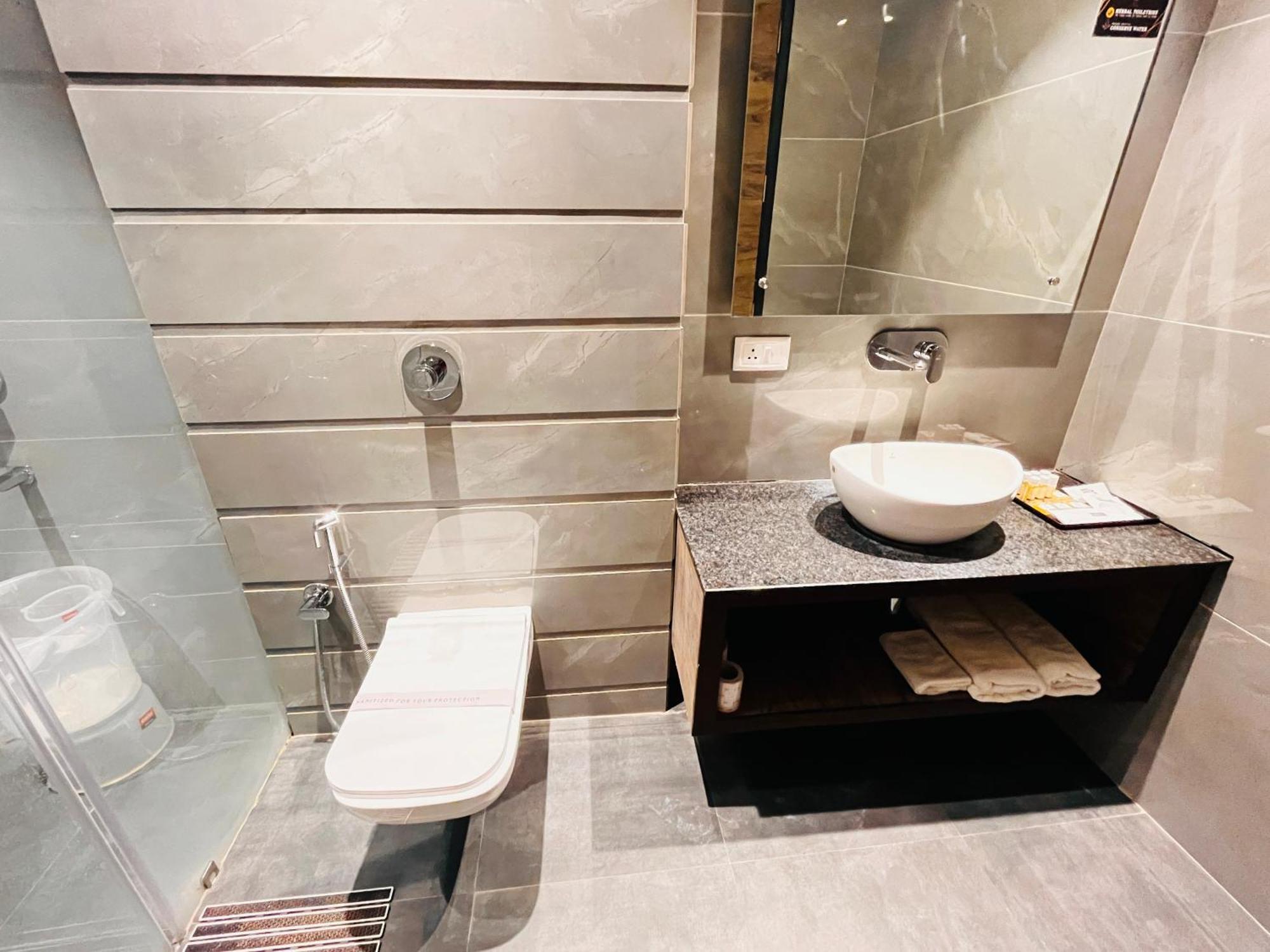 Hotel At Residency Kaushambi Couple Friendly Ghaziabad Bagian luar foto