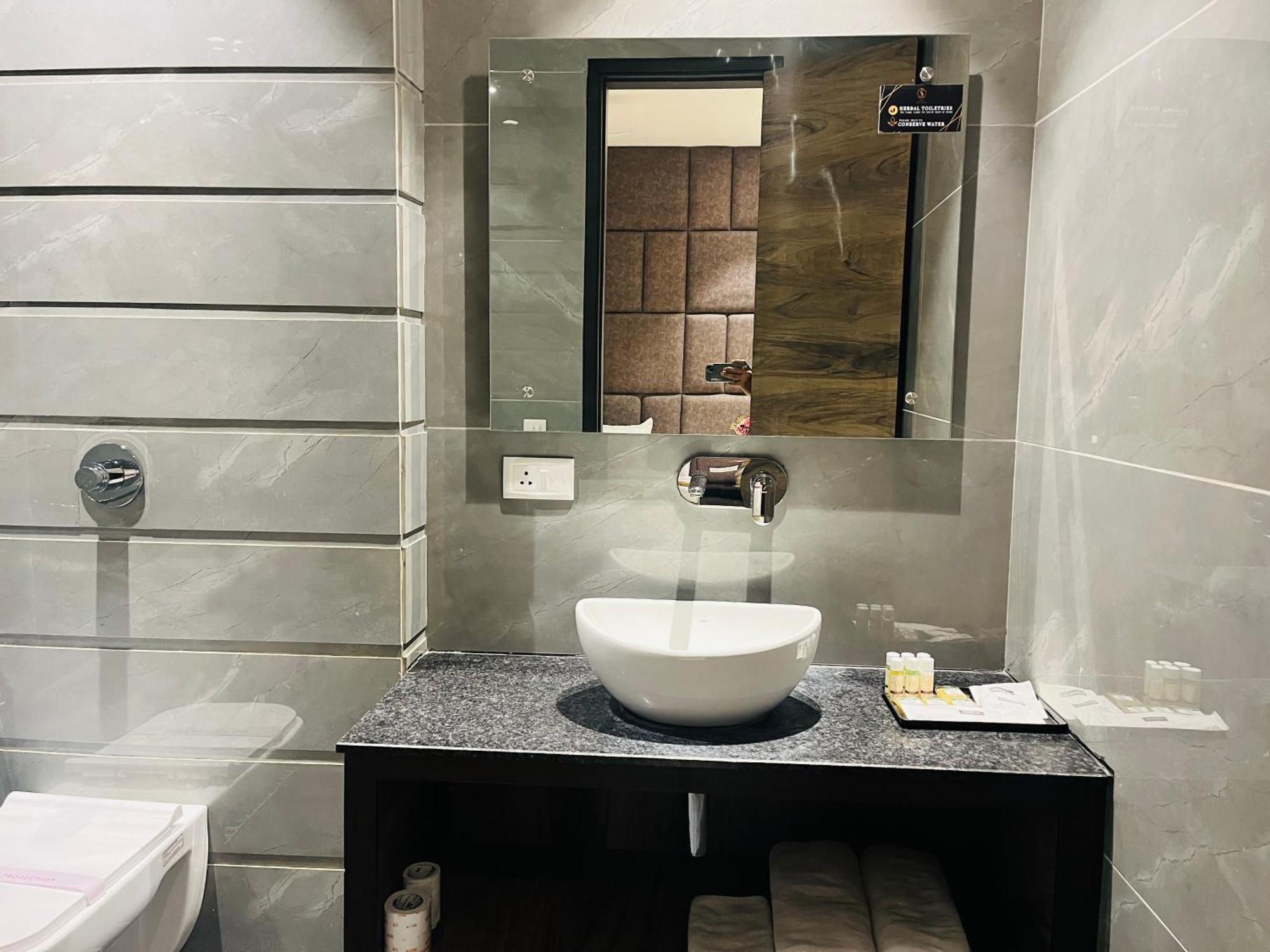 Hotel At Residency Kaushambi Couple Friendly Ghaziabad Bagian luar foto